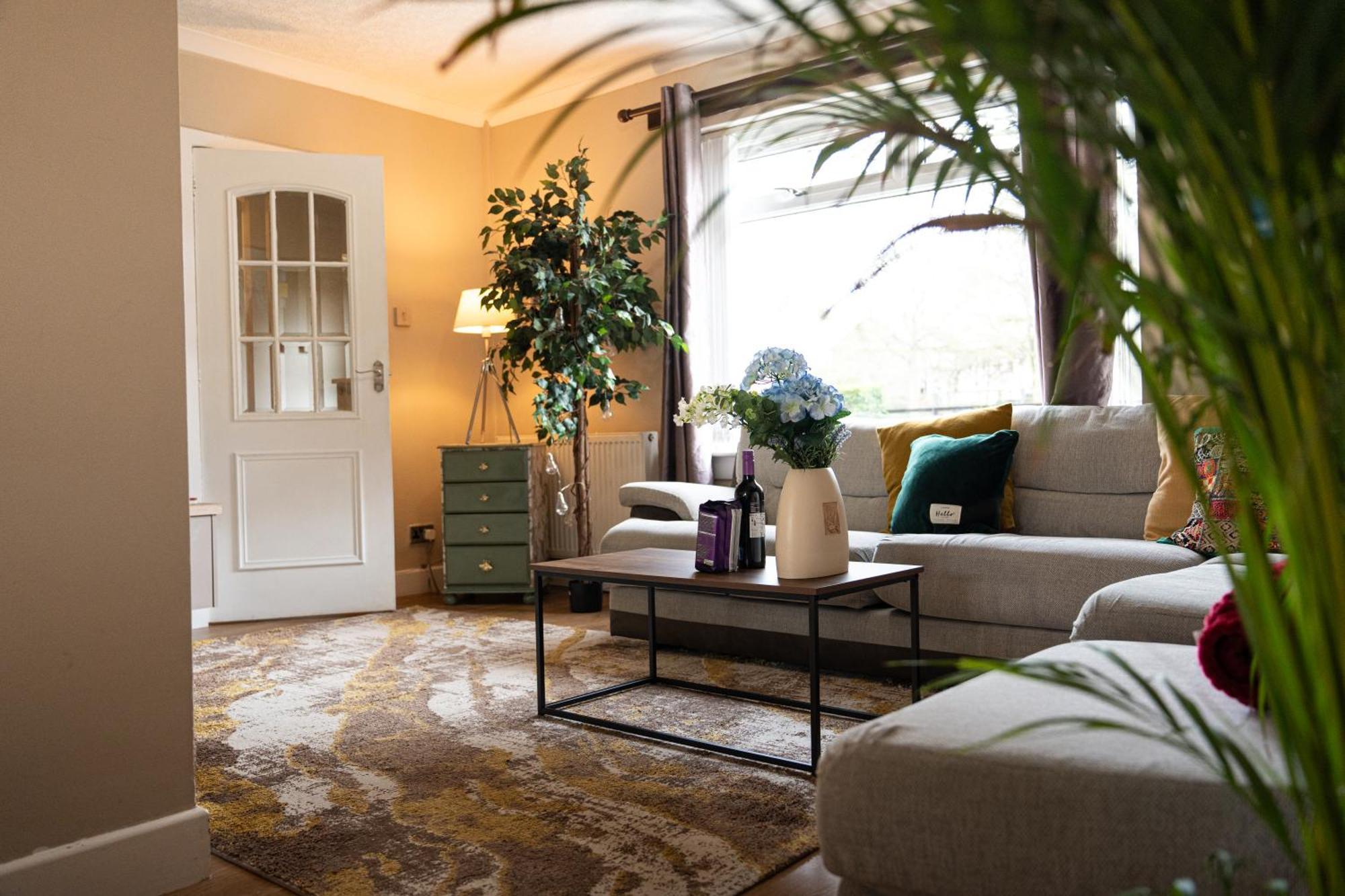 Guest house Cozy 3 Bedroom House Near Ari And Centre, Ab16, Wifi, Parking, Netflix, Pet - Friendly
