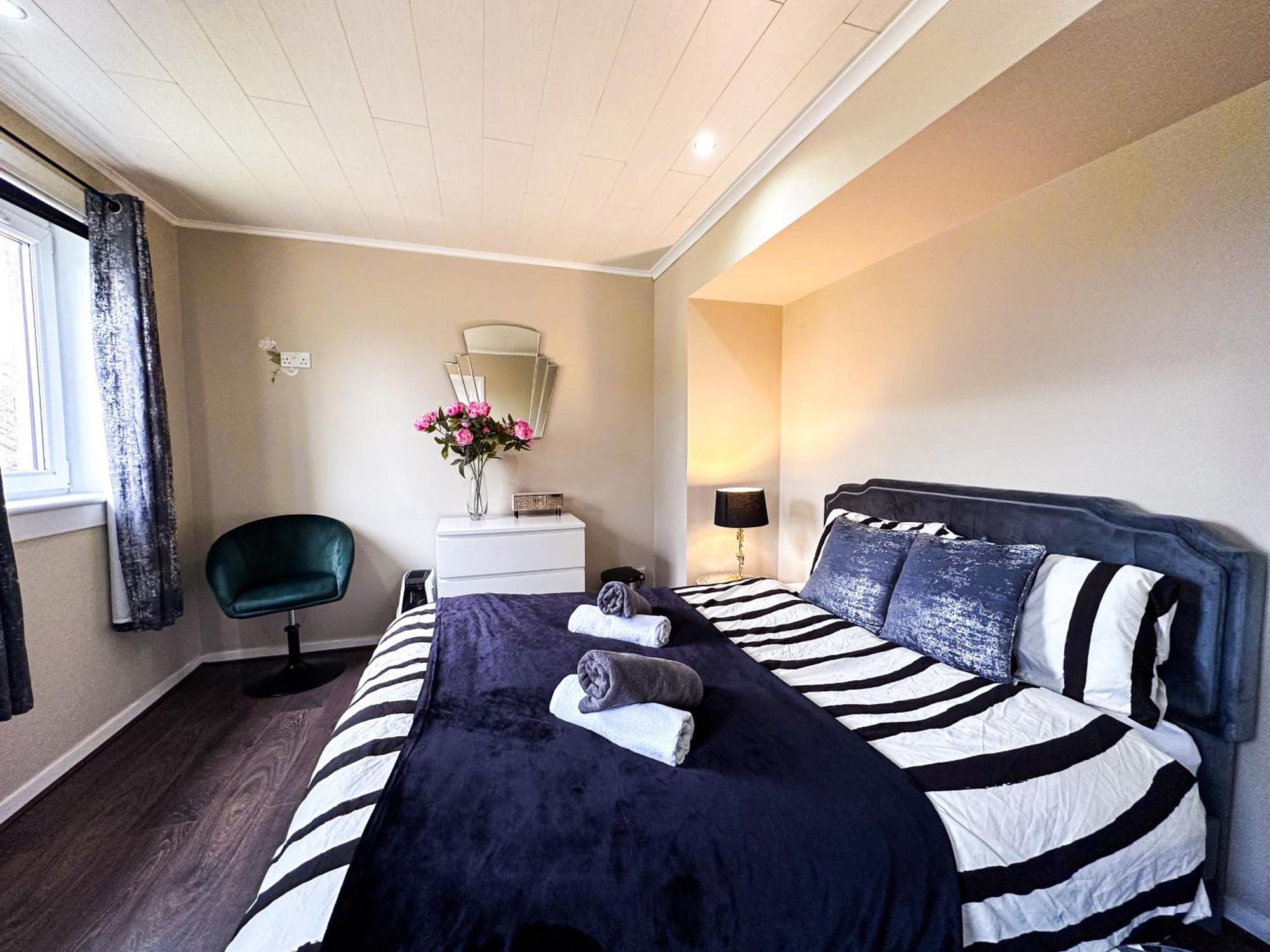 Cozy 3 Bedroom House Near Ari And Centre, Ab16, Wifi, Parking, Netflix, Pet - Friendly Guest house *