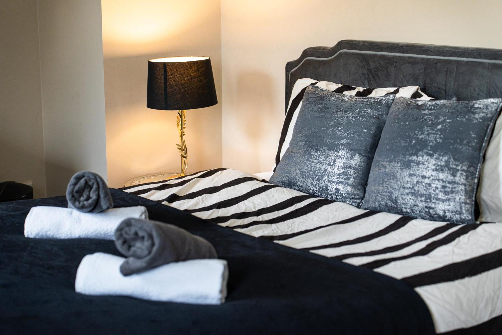 Cozy 3 Bedroom House Near Ari And Centre, Ab16, Wifi, Parking, Netflix, Pet - Friendly *