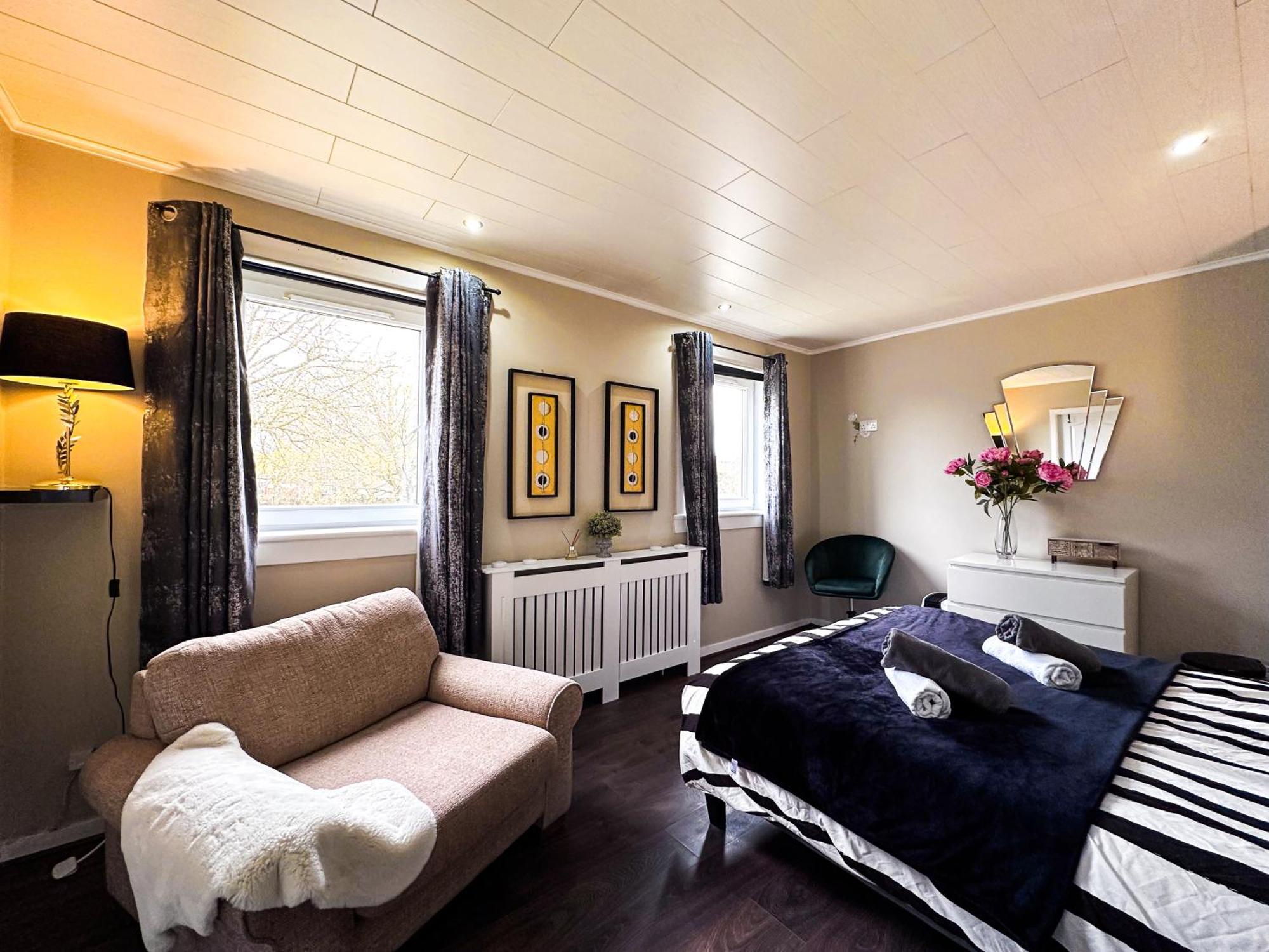 Cozy 3 Bedroom House Near Ari And Centre, Ab16, Wifi, Parking, Netflix, Pet - Friendly Guest house Aberdeen