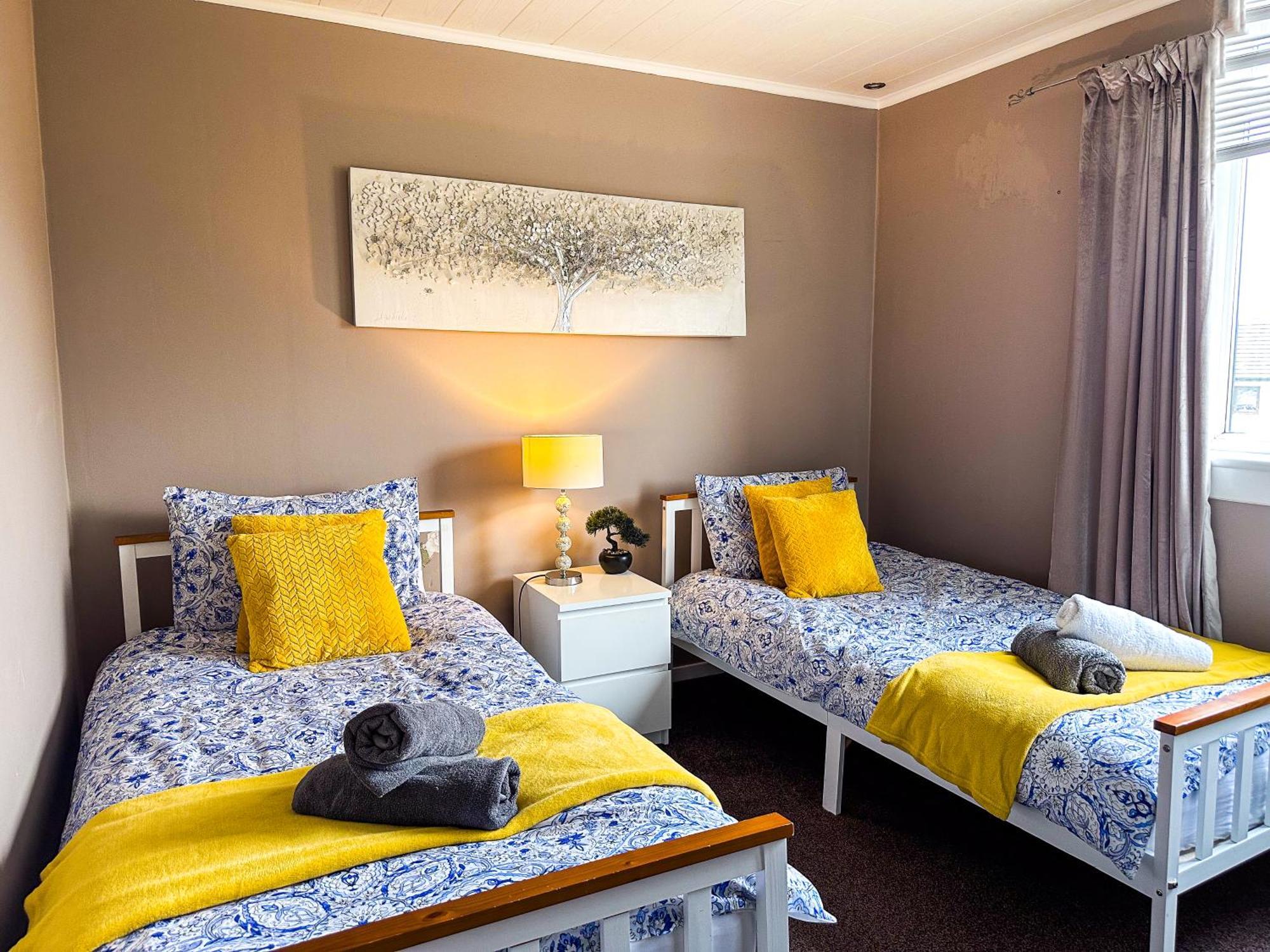 Guest house Cozy 3 Bedroom House Near Ari And Centre, Ab16, Wifi, Parking, Netflix, Pet - Friendly
