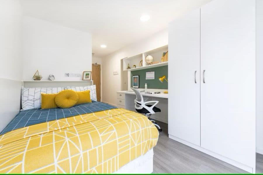 Bright And Chic Private Ensuite With Shared Kitchen At Pittrodrie Street For Students Only