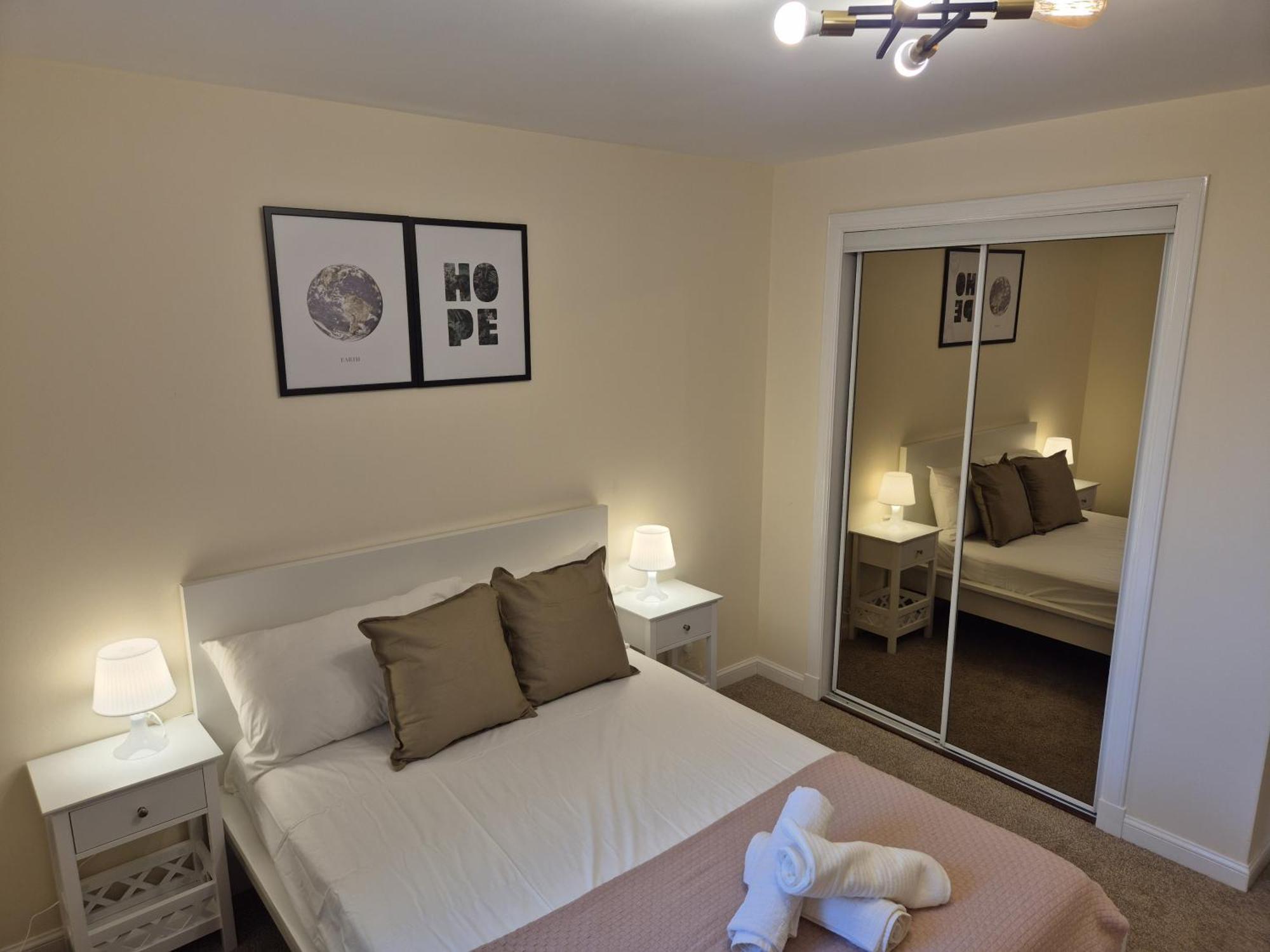 Spacious Modern 2-br In Centre Apartment *