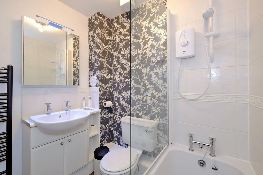 Apartment Fonthill - Central, Free Parking Off Street