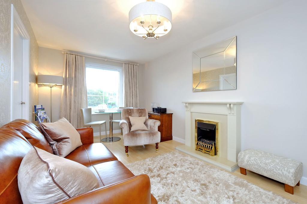 Fonthill - Central, Free Parking Off Street Apartment