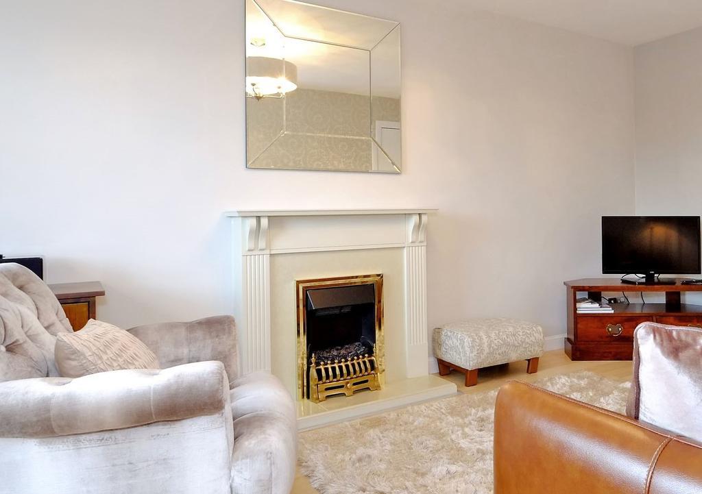Fonthill - Central, Free Parking Off Street Apartment *