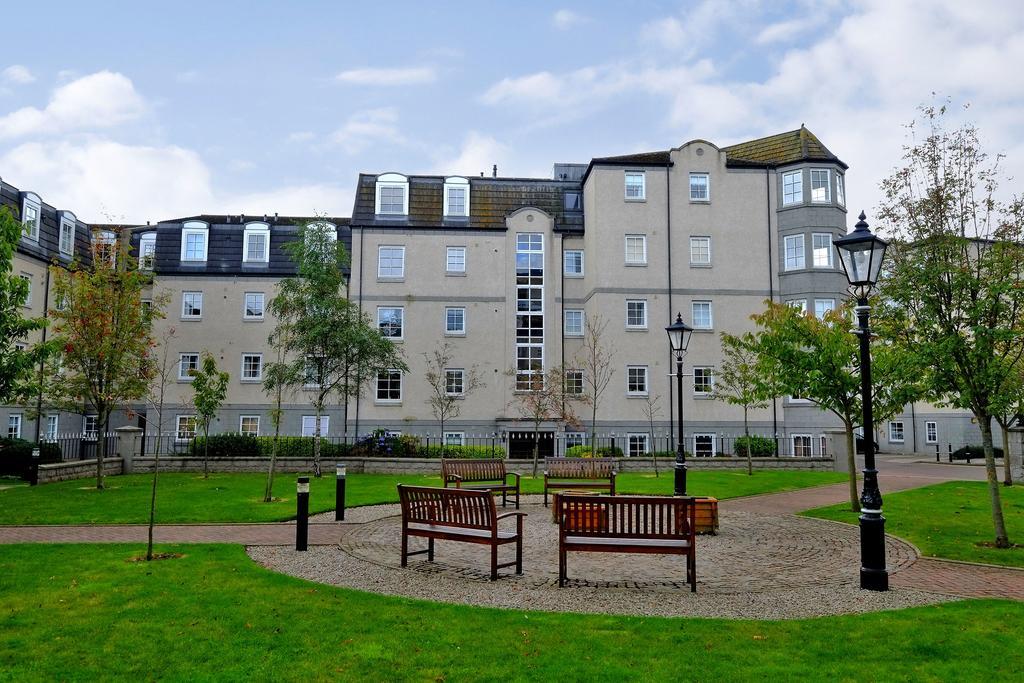 Fonthill - Central, Free Parking Off Street Apartment