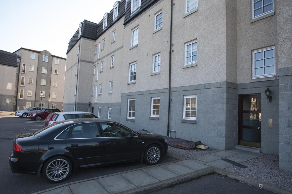 Fonthill - Central, Free Parking Off Street Apartment *