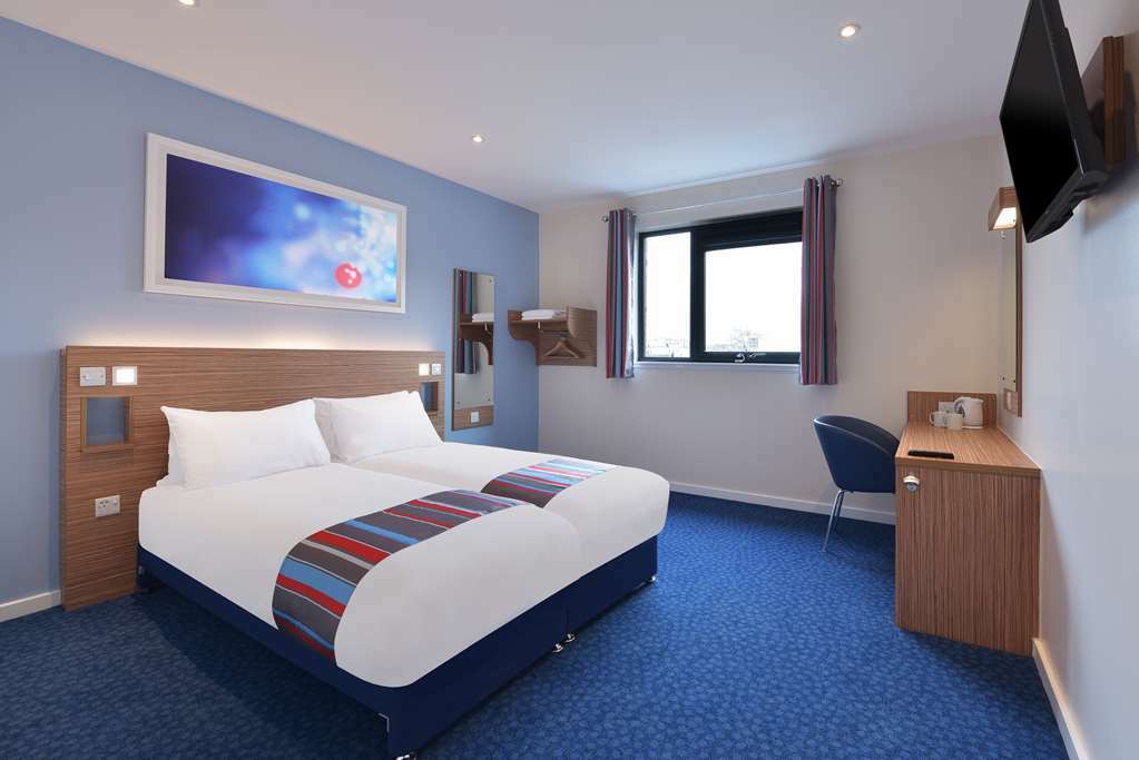 Travelodge Airport 3*