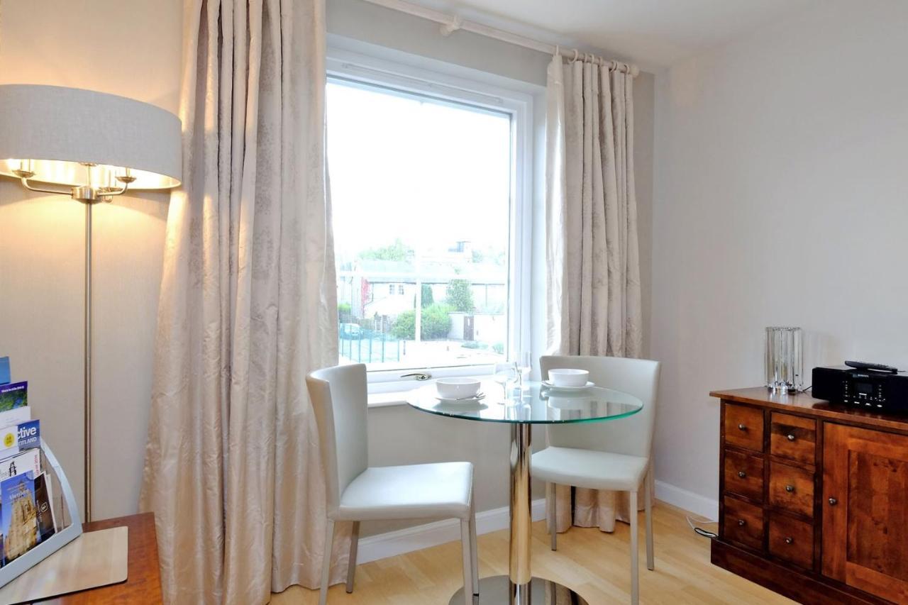 Apartment Fonthill - Central, Free Parking Off Street