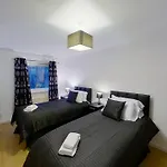 Orange Town House - Shaw Road, Only 6 Minutes To City Centre