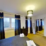 Orange Town House - Shaw Road, Only 6 Minutes To City Centre