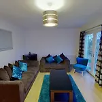 Orange Town House - Shaw Road, Only 6 Minutes To City Centre
