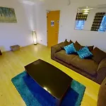 Orange Town House - Shaw Road, Only 6 Minutes To City Centre
