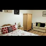 Heart Of Aberdeen City Centre 3 Bedrooms Apartment