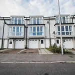 Woodlands Luxury 4 Bedroom Townhouse Cults