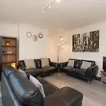 Dwellcome Home Ltd 5 Double Bedroom 2 And A Half Bathroom Aberdeen House, Free Drive Parking, Garden, Fast Wifi, Lovely Quiet Street, Ideal For Long Term Contractor, Corporate Etc Stays - See Our Site For Assurance