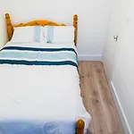 Luxurious Entire 2 Bedroom Flat City Centre Loction Free Parking And Free Fast Internet Connection