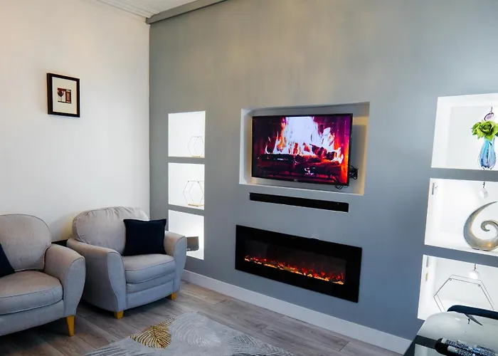 Luxurious Entire 2 Bedroom Flat City Centre Loction Free Parking And Free Fast Internet Connection