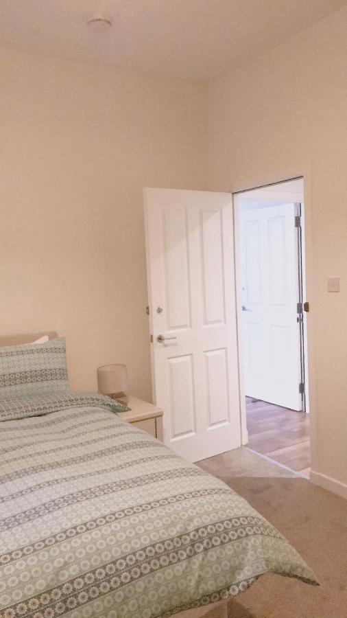 Heart Of Centre 3 Bedrooms Apartment *