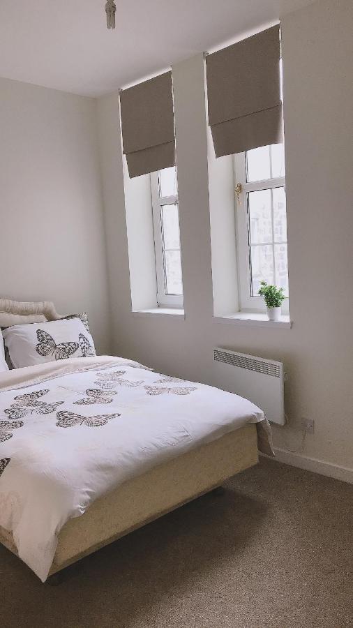Heart Of Centre 3 Bedrooms Apartment *