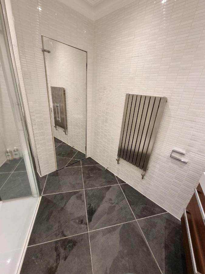 Luxury 2 Bedroom Centre With Panoramic Views And High Ceilings *