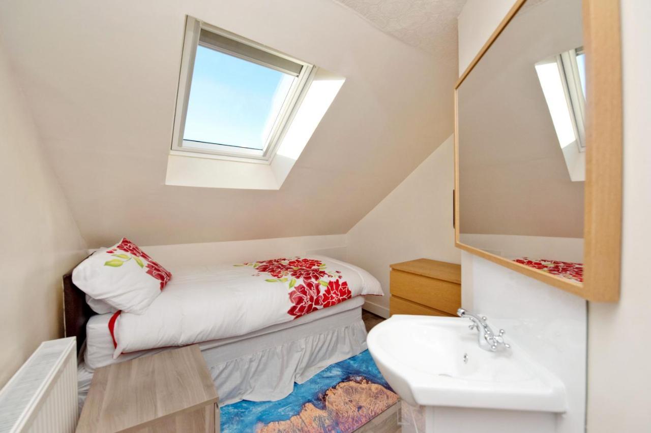 Grandmansion-9br-sleeps17-parking-corporategroups Holiday home