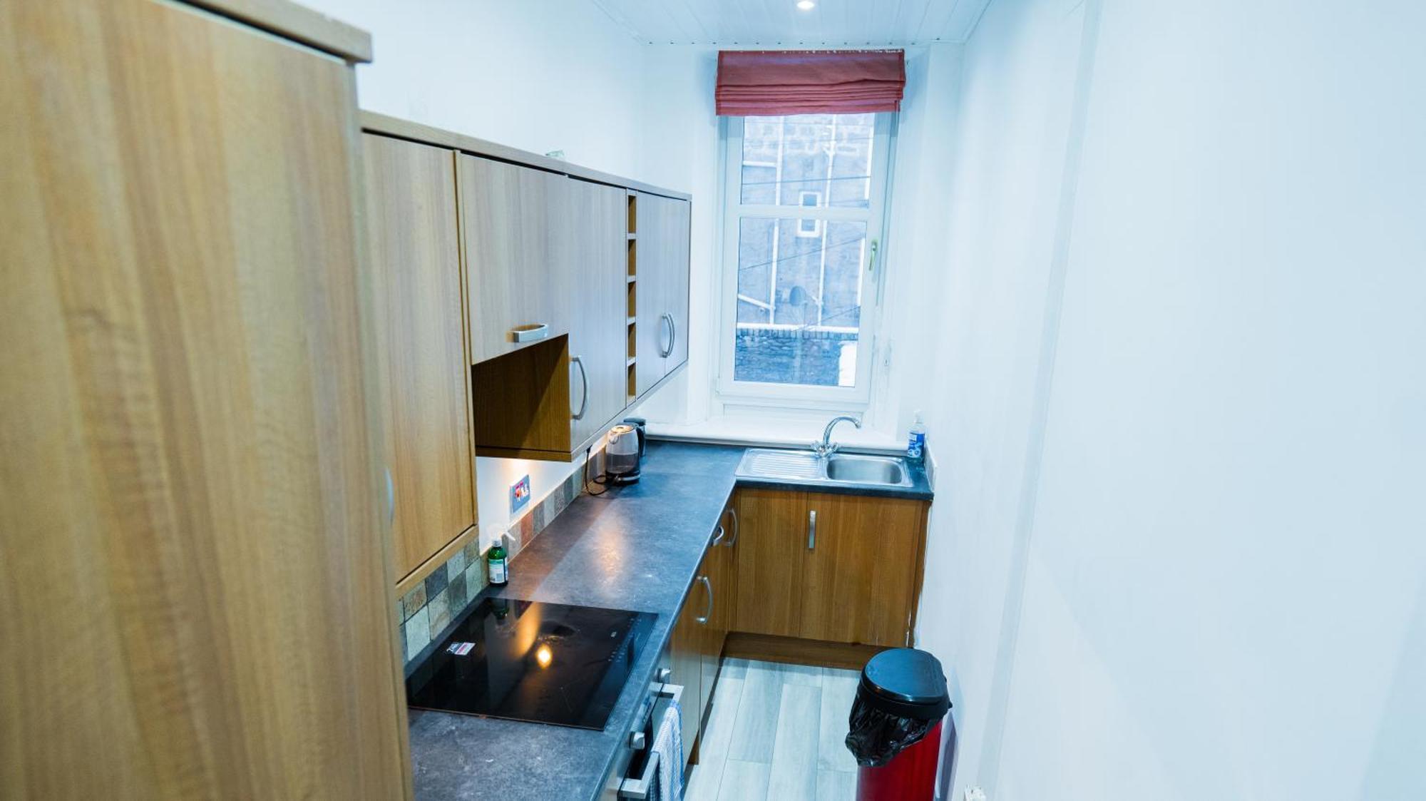 Luxurious Entire 2 Bedroom Flat Centre Loction Free Parking And Free Fast Internet Connection