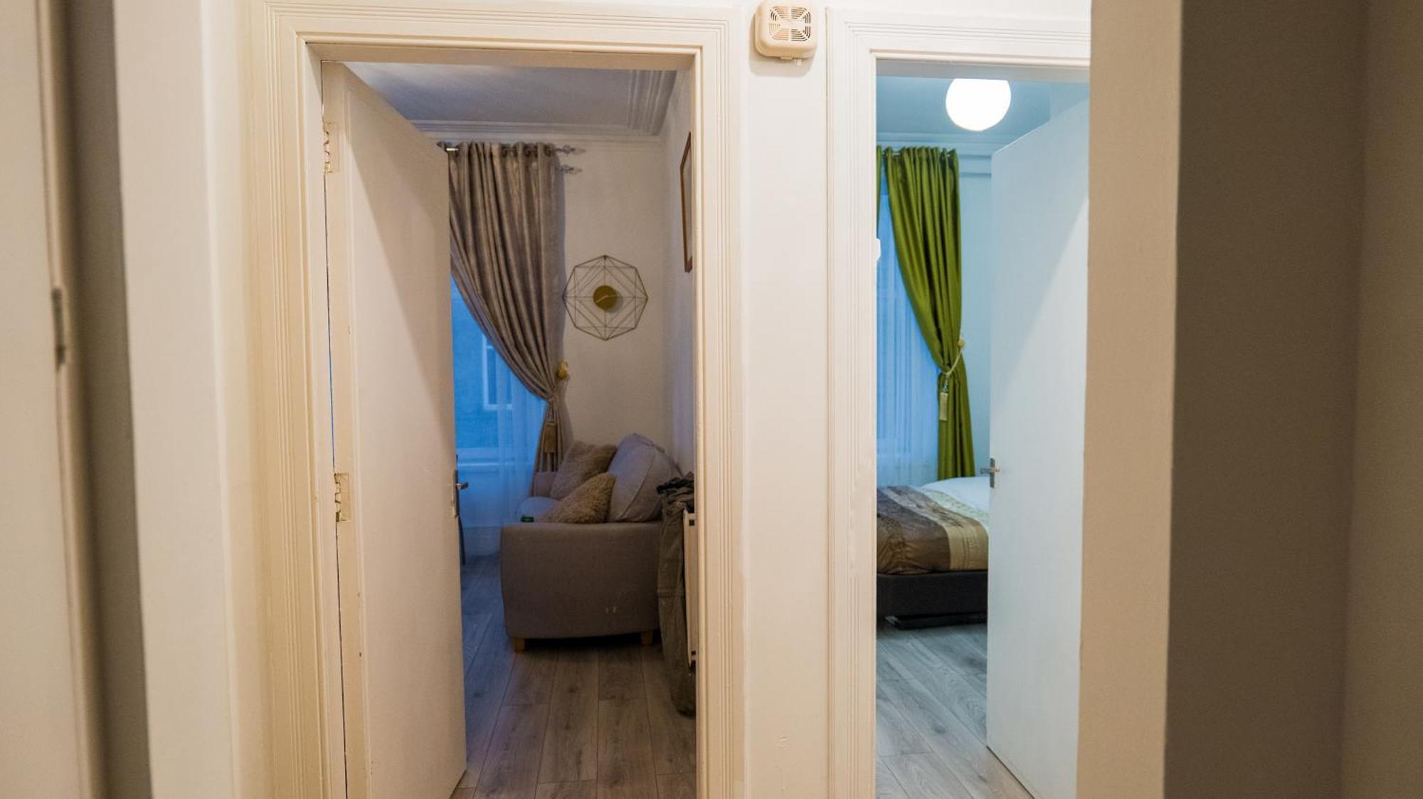 Luxurious Entire 2 Bedroom Flat Centre Loction Free Parking And Free Fast Internet Connection Apartment