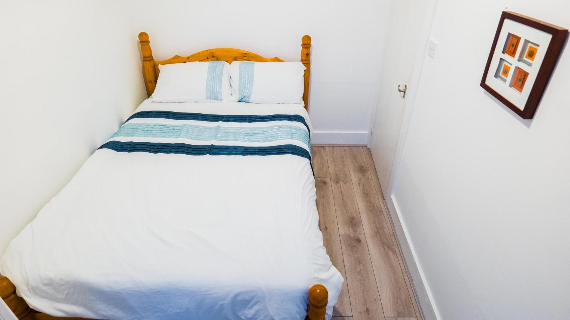 Apartment Luxurious Entire 2 Bedroom Flat Centre Loction Free Parking And Free Fast Internet Connection *