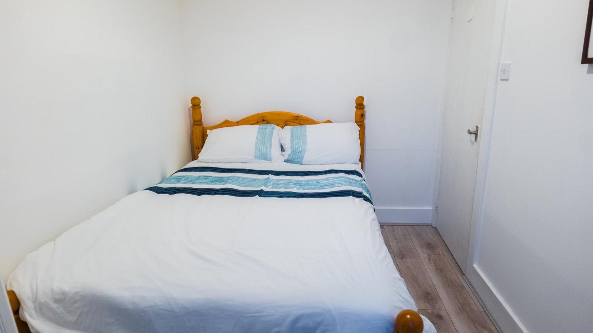 Luxurious Entire 2 Bedroom Flat Centre Loction Free Parking And Free Fast Internet Connection *