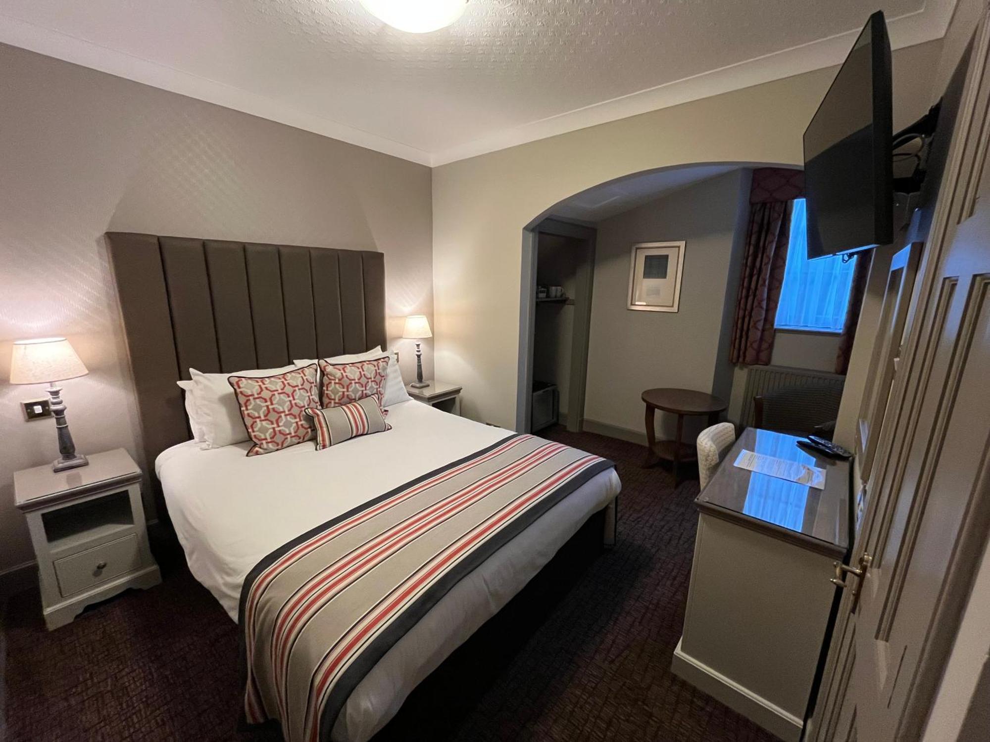 The Globe 3*