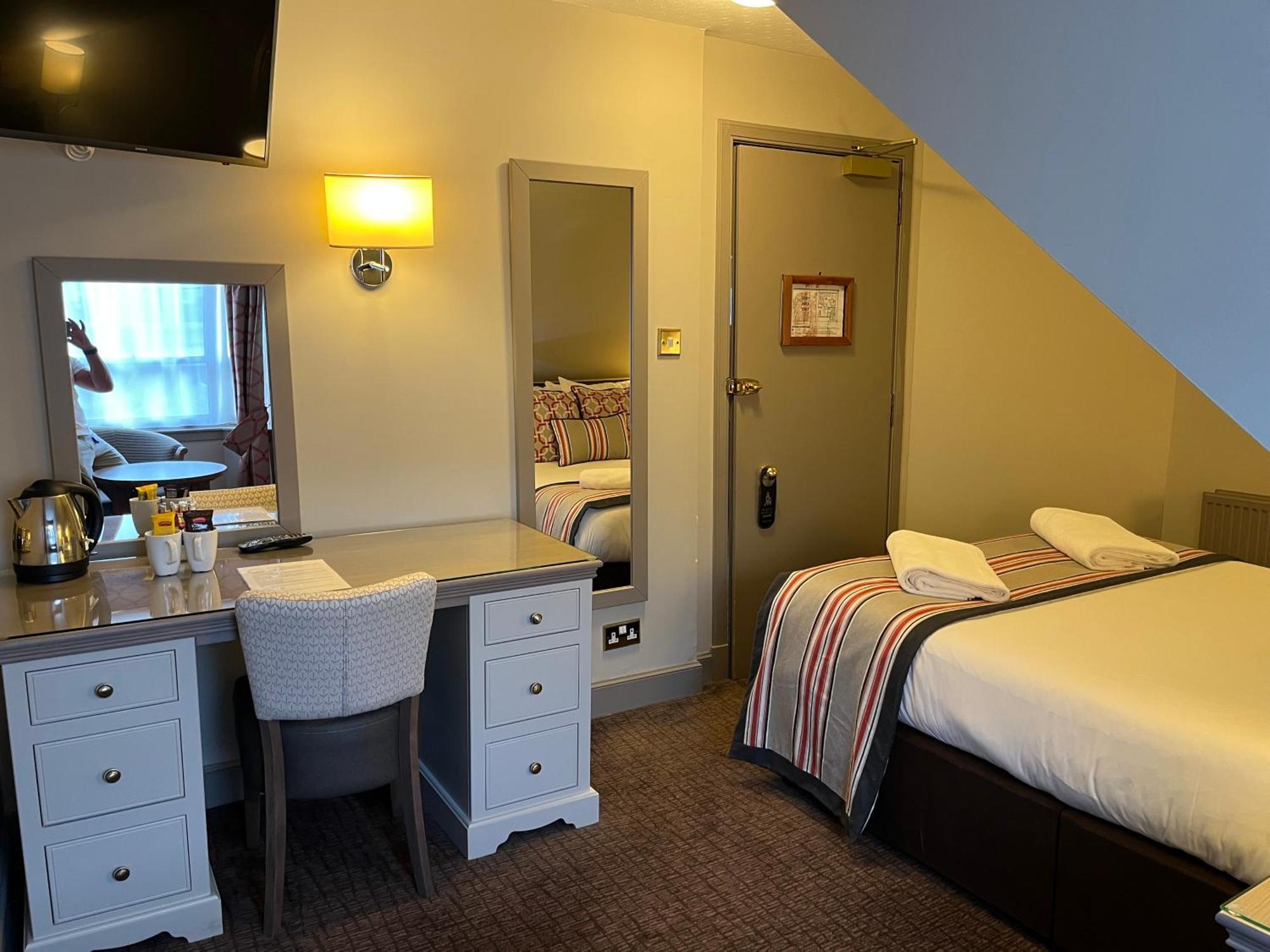 The Globe 3*