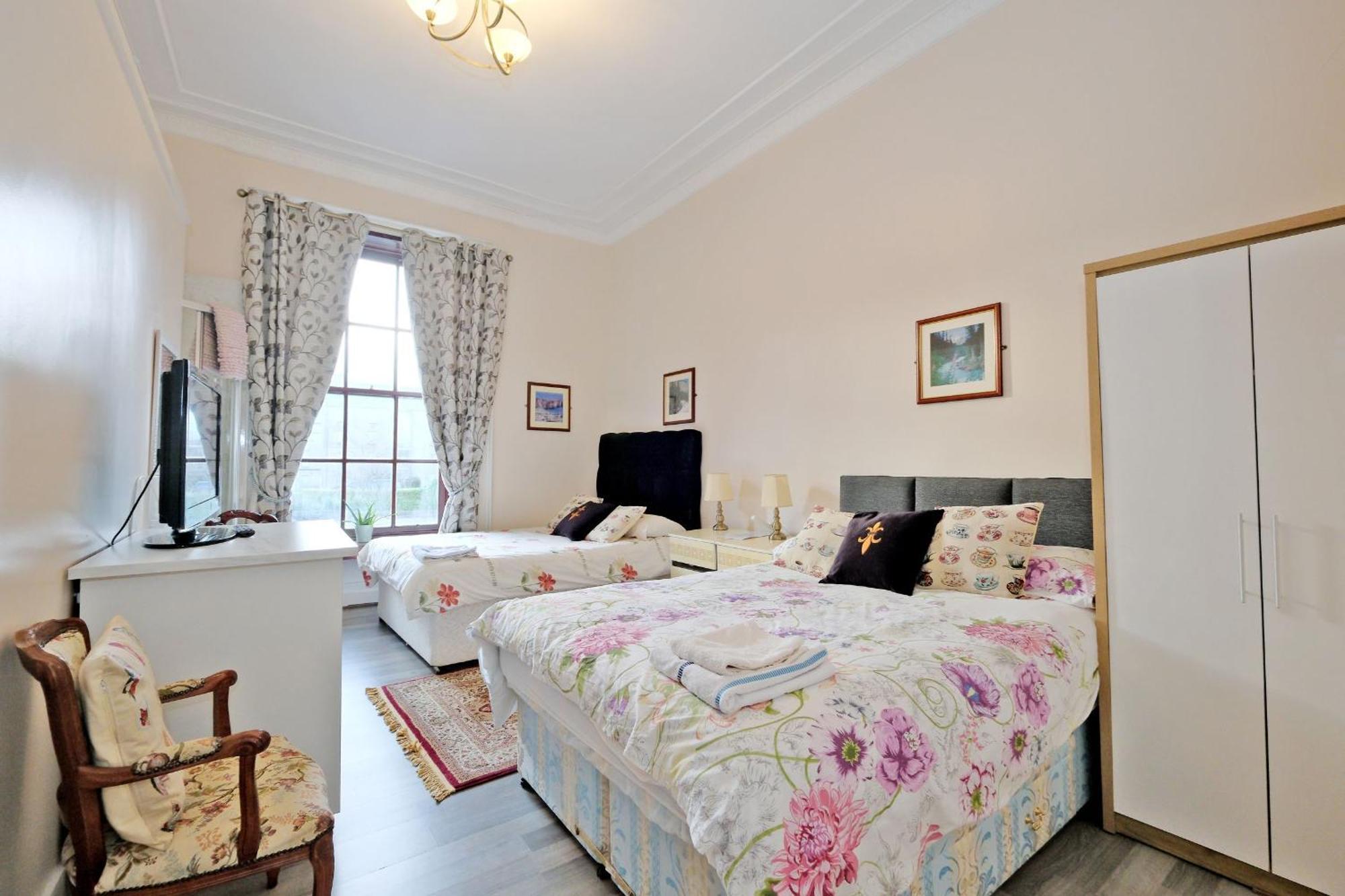 Grandmansion-9br-sleeps17-parking-corporategroups Holiday home