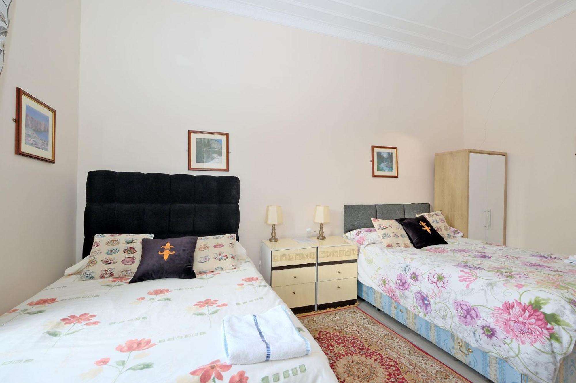Grandmansion-9br-sleeps17-parking-corporategroups Holiday home