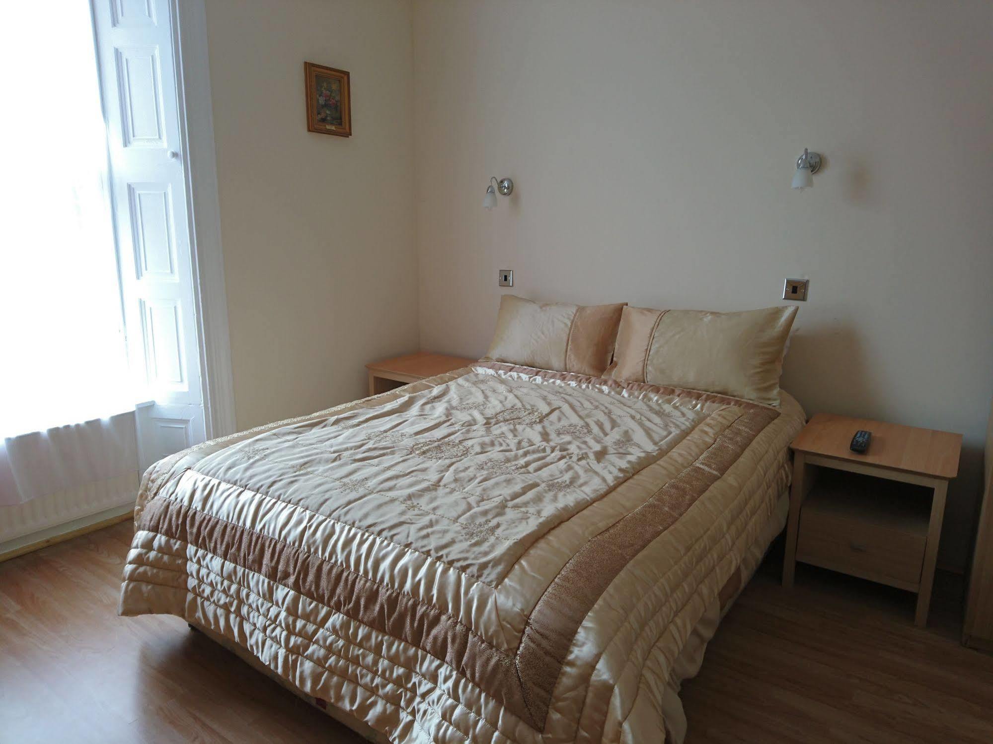Hotel Dee 3*