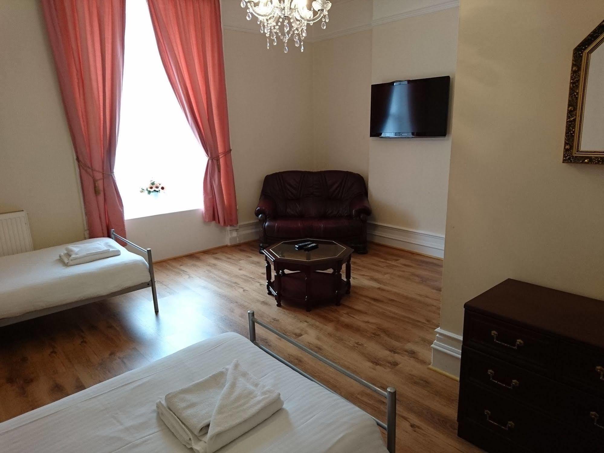 Hotel Dee 3*
