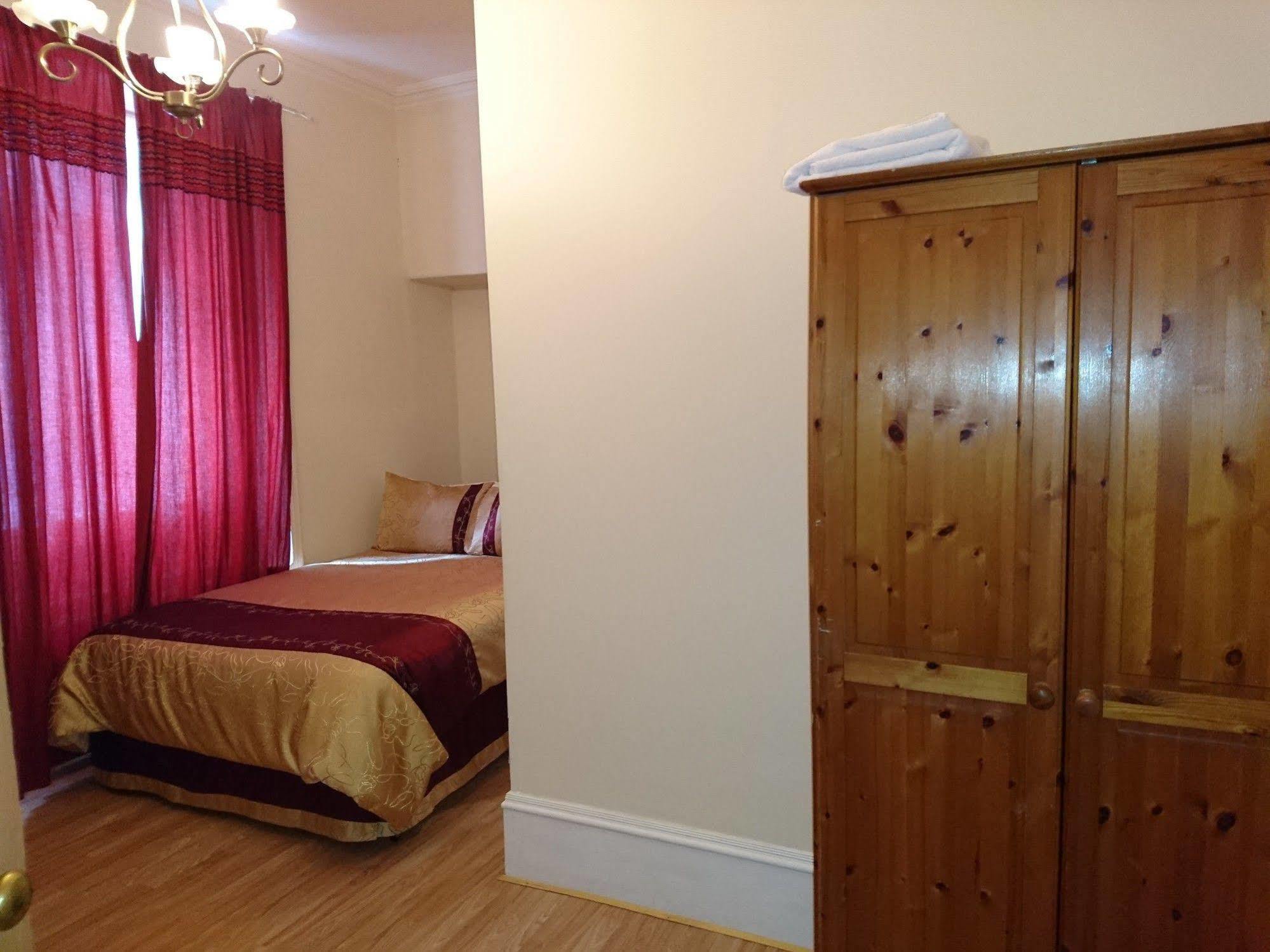 Hotel Dee 3*