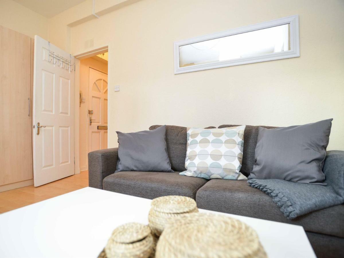Dunbar Street Apartment *